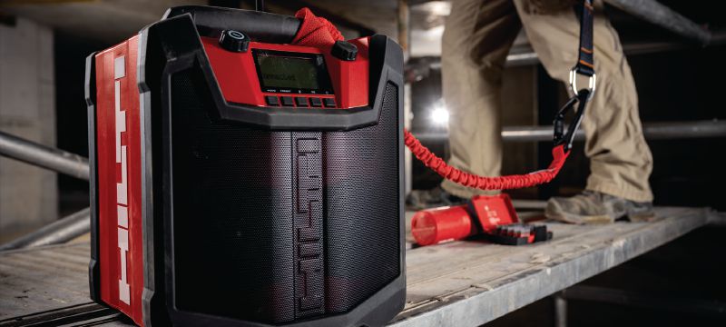 Radio para el lugar de trabajo R 6-22 Radio de trabajo portátil a batería con hasta 22 horas de reproducción por carga y gran resistencia pare el uso en obras (plataforma de batería Nuron) Aplicaciones 1